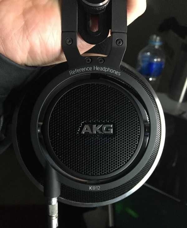 ²AKG K812