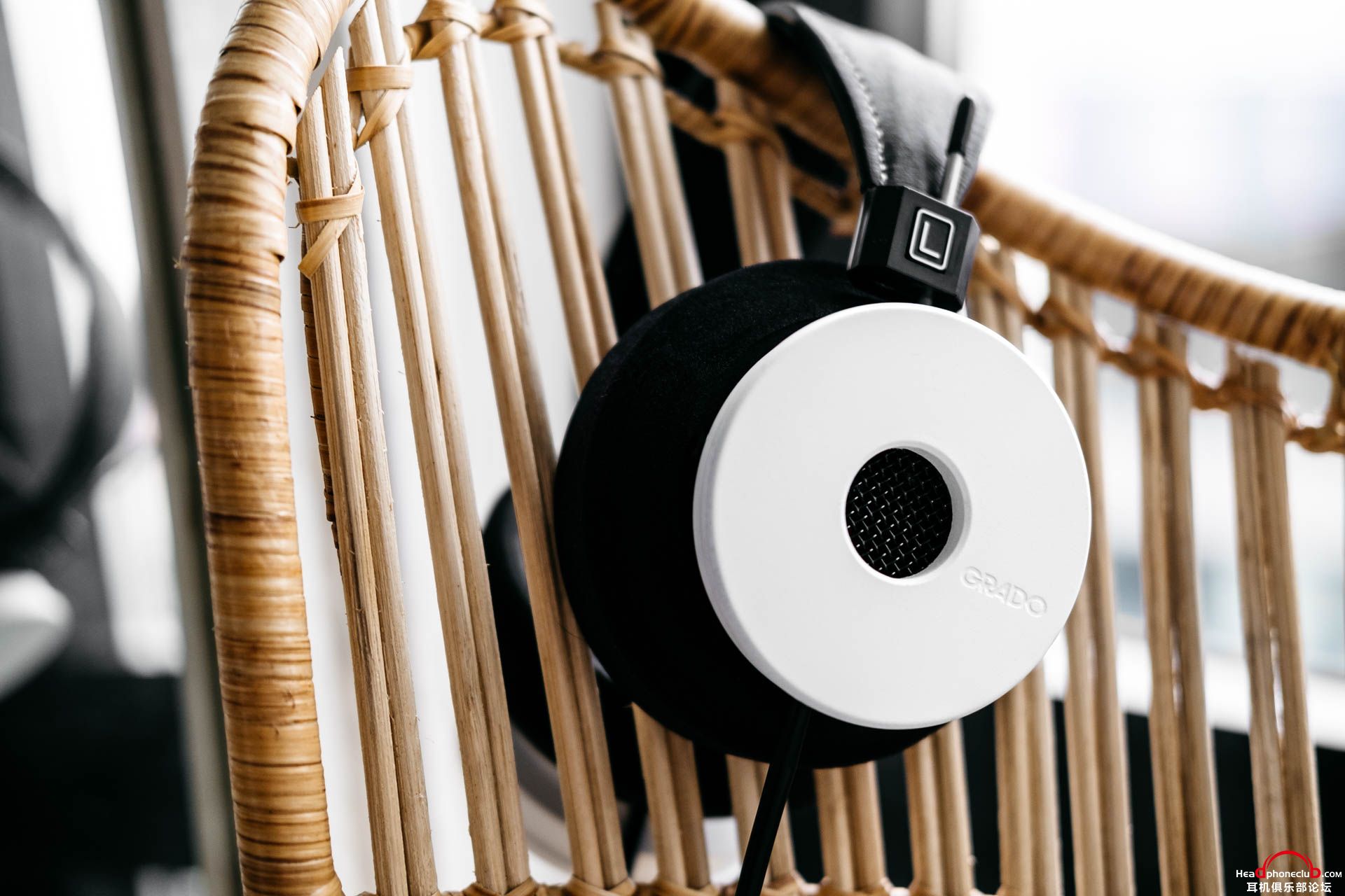 The-White-Headphone-by-Grado-Labs-2.jpg